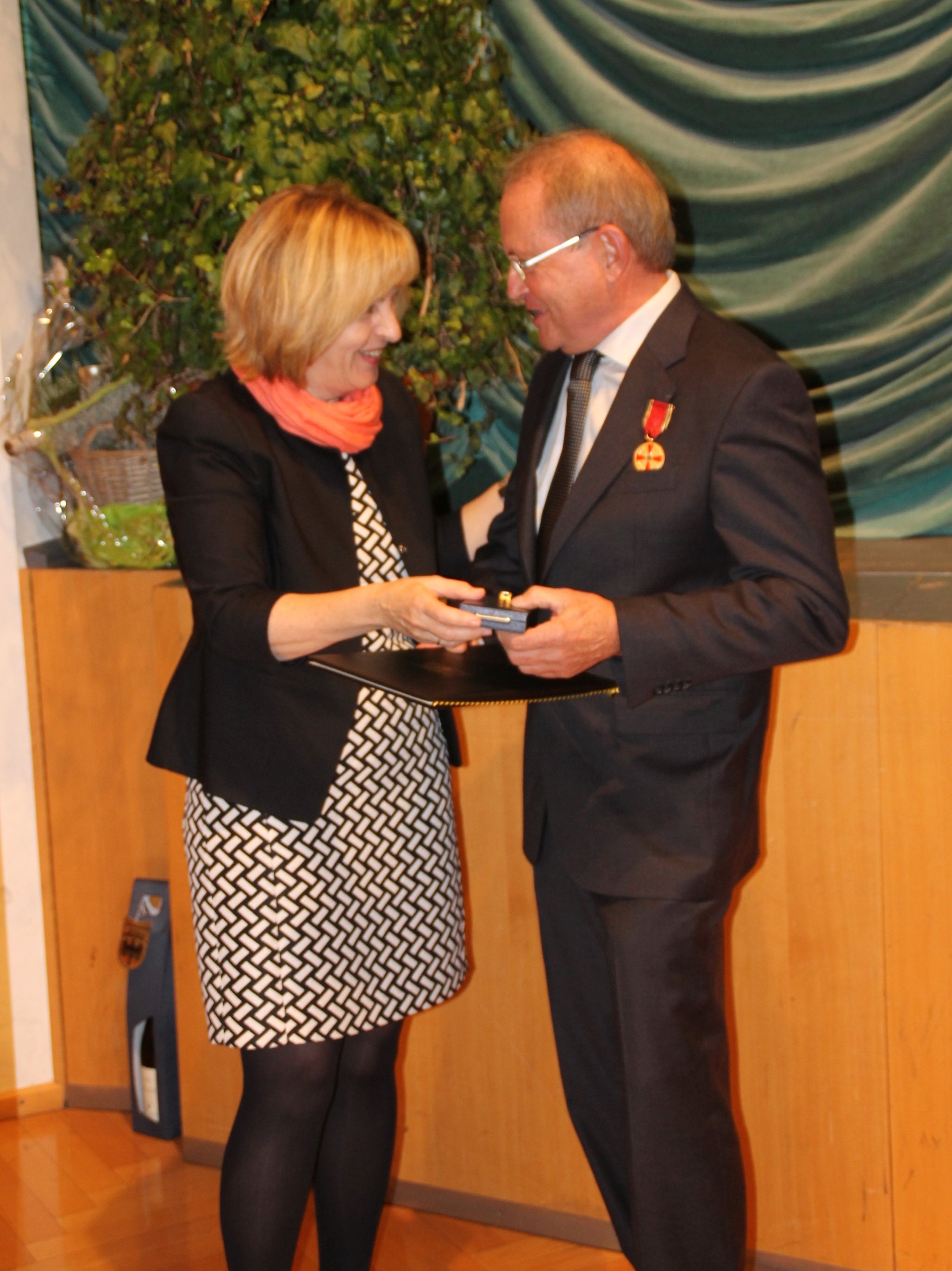 Günther Burk erhält aus der Hand von Staatssekretärin Marion von Wartenberg die Bundesverdienstmedaille