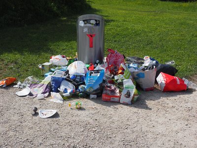 Abfall in öffentlichen Mülleimern entsorgen