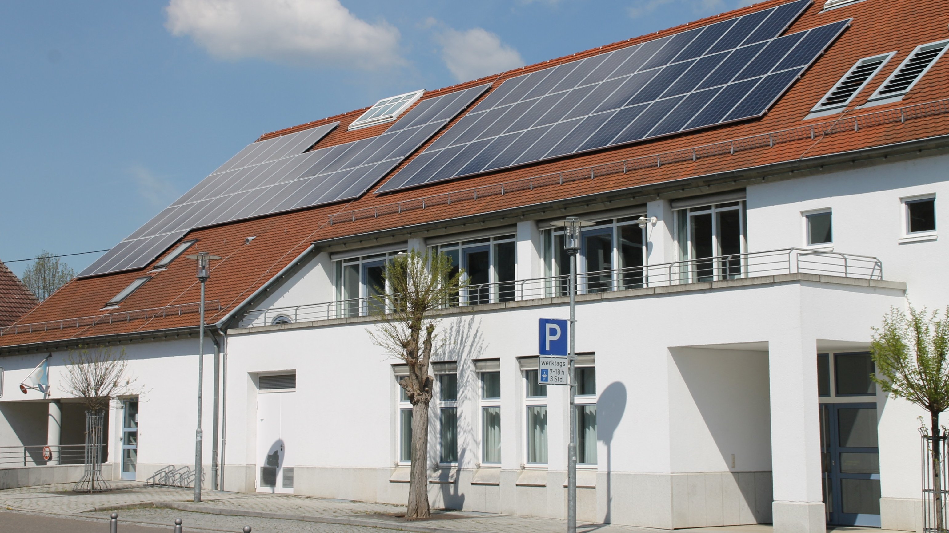 Auf dem Dach des Bürger- und Rathauses befindet sich nun eine Photovoltaikanlage